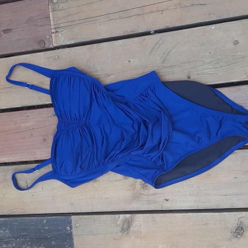 La Blanca Color Change Swimsuit One Piece Size 6 Ruched Blue to Black